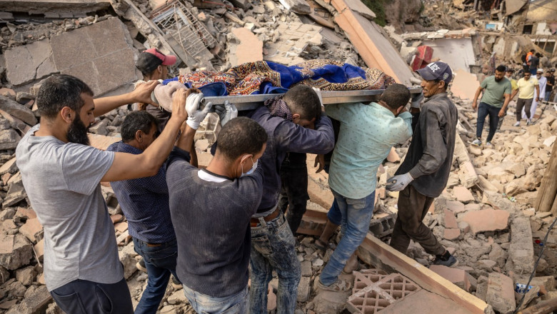 Photo of foto | Dezastru în Maroc după cutremur: Mii de oameni sapă cu mâinile goale căutându-și rudele
